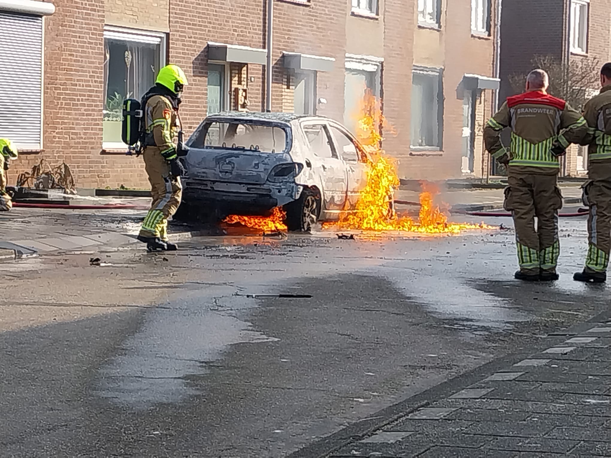 Auto in lichterlaaie in Swalmen