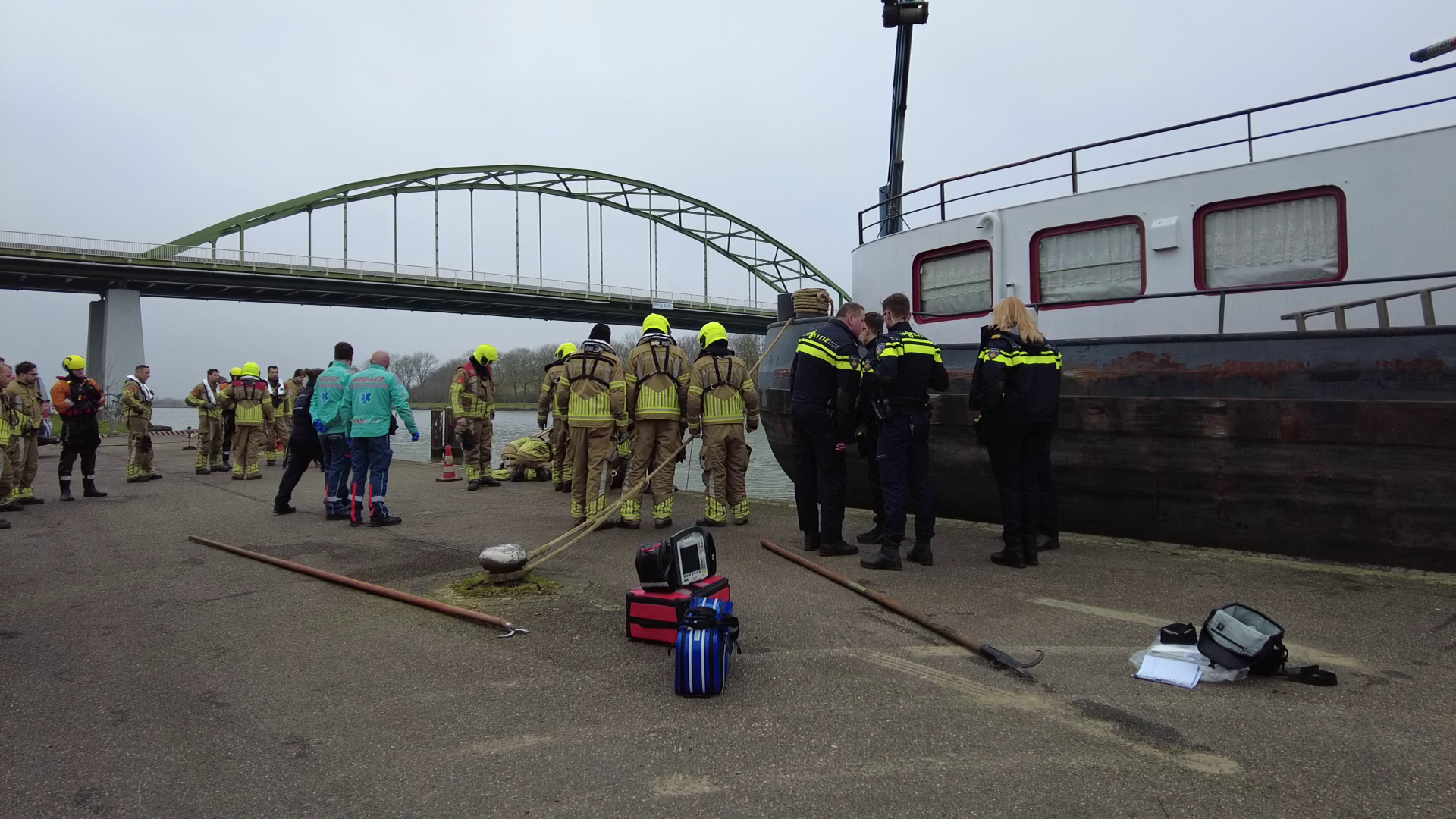 Hulpdiensten ingezet voor reddingsactie in Julianakanaal