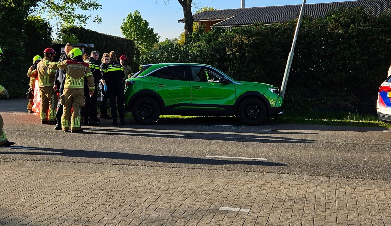 Auto tegen lantaarnpaal in Sint Odilienberg: bestuurster onwel