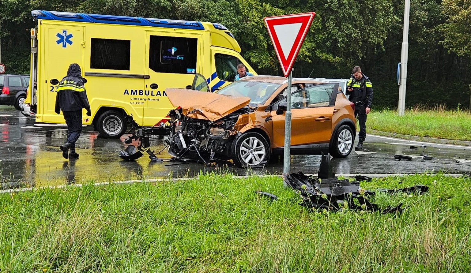 Gewonde bij botsing tussen personenauto en bestelbus