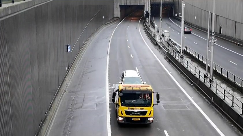 Auto in de slip: Roertunnel dicht