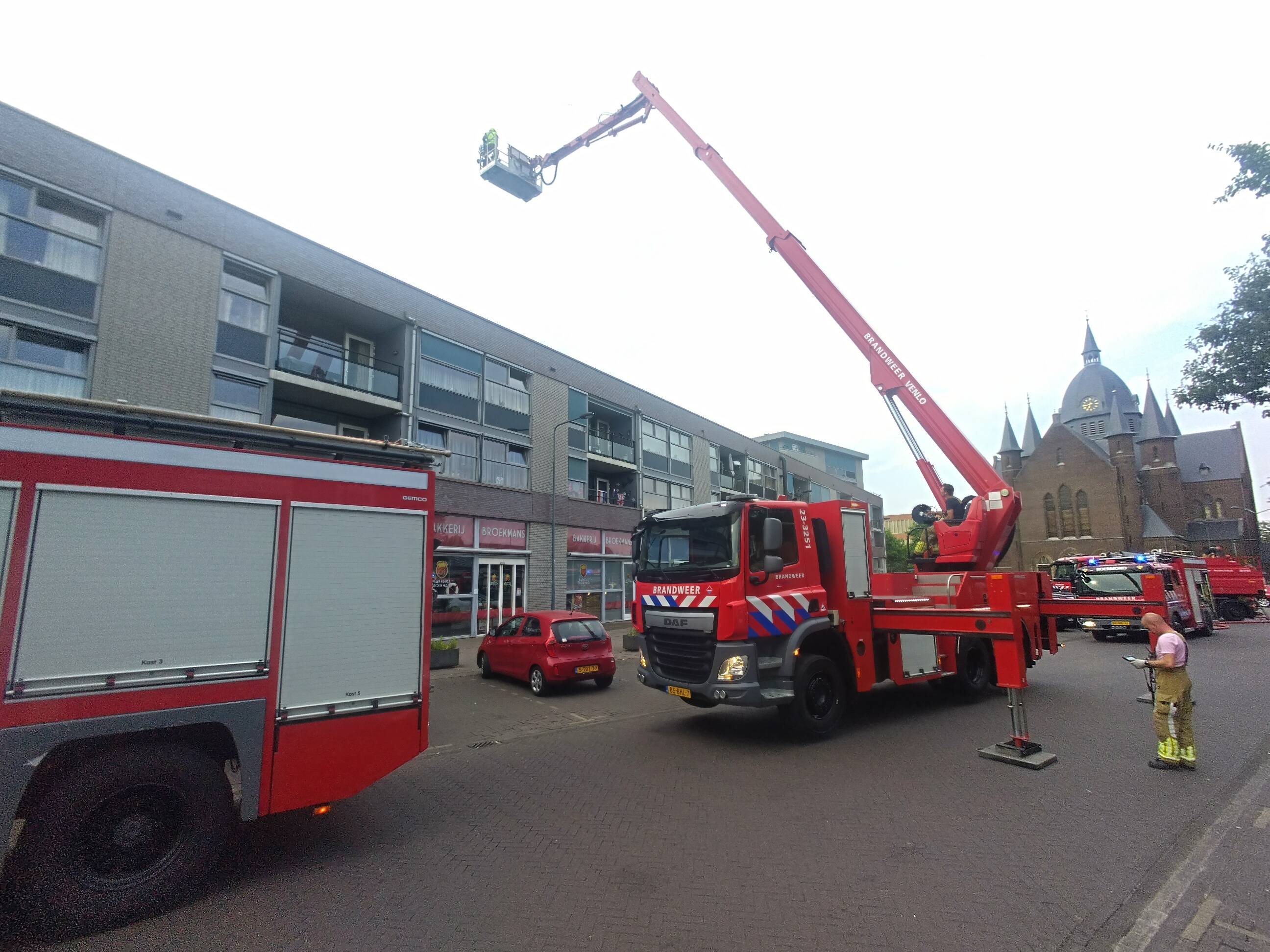 Brand in restaurant, appartementen ontruimd