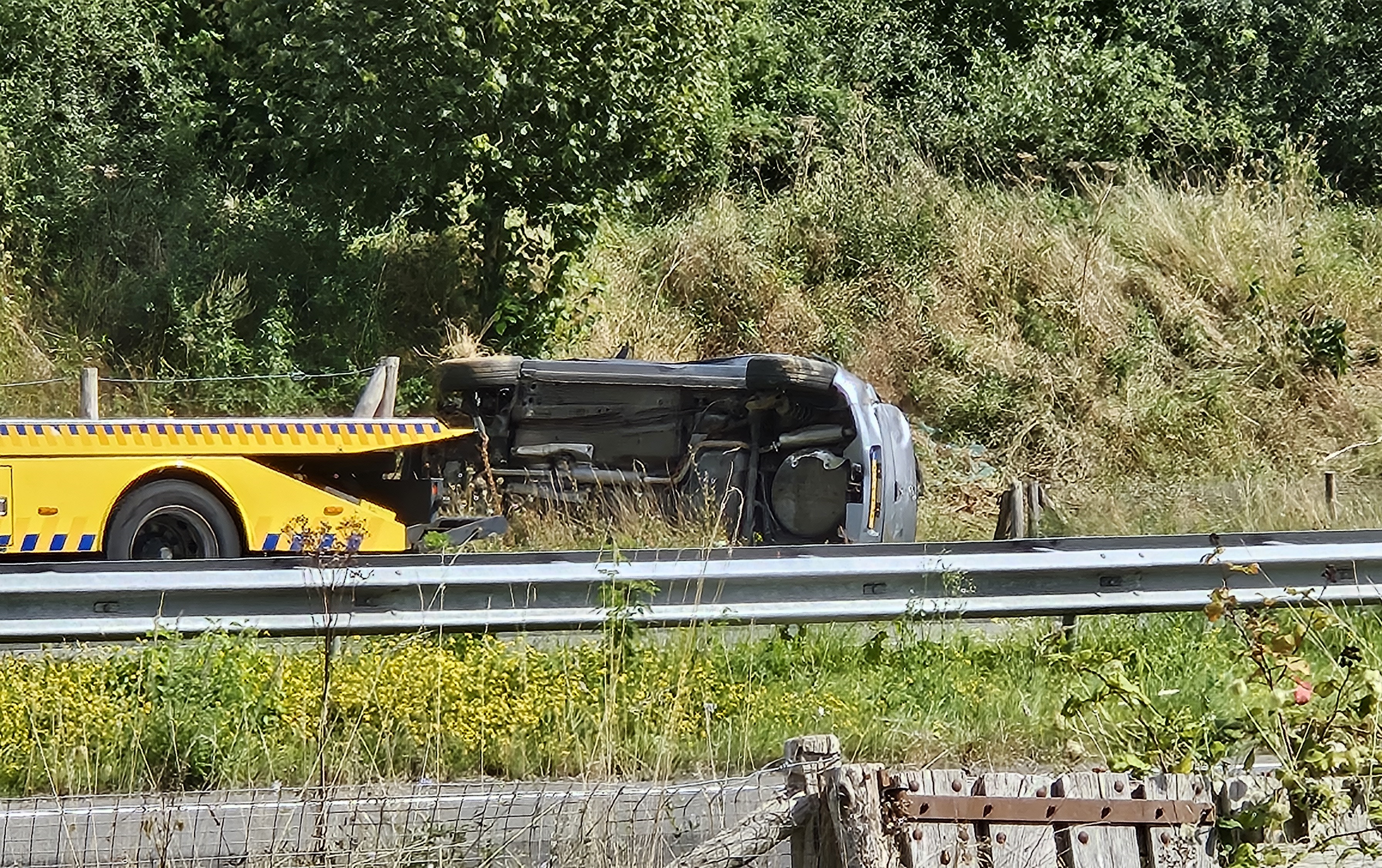 Auto over de kop op A73