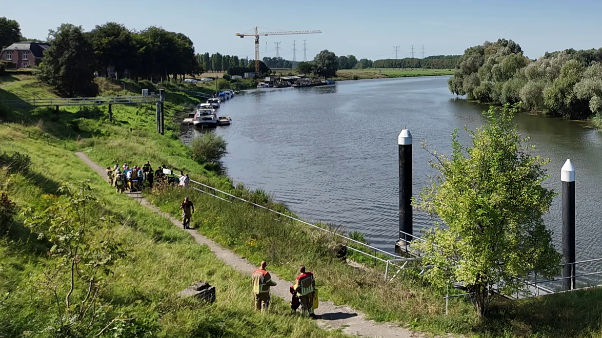 Brandweer redt drenkeling uit water in Linne